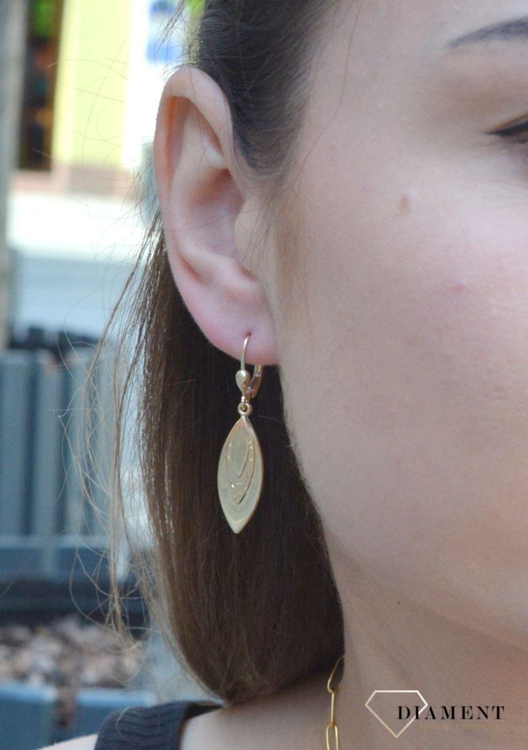 Złote kolczyki 333 wiszące zdobione blaszki KL 5753A 333. Złote kolczyki 333 wiszące zdobione blaszki. Piękne złote kolczyki z zapięciem angielskim bigiel w kształcie blaszki wykonanej z żółtego złota, któr.jpg